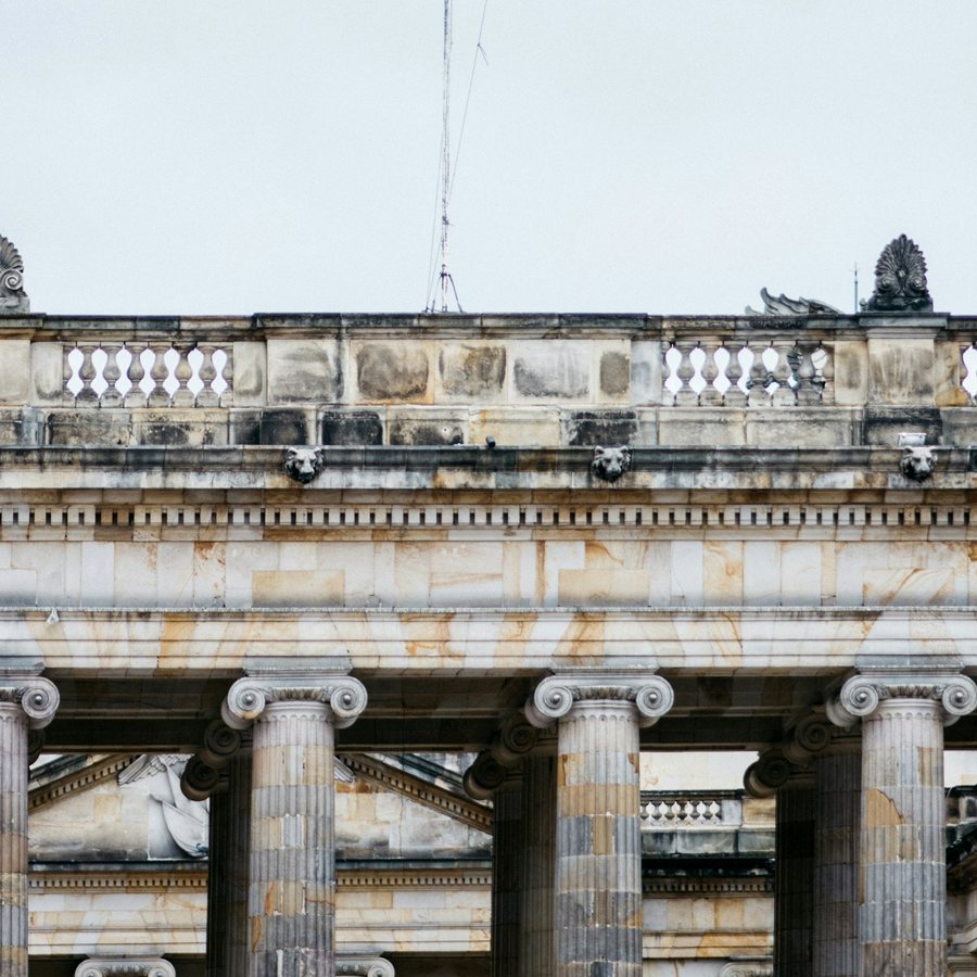 Columnata del Capitolio Nacional en Bogotá, sede del Congreso de la República