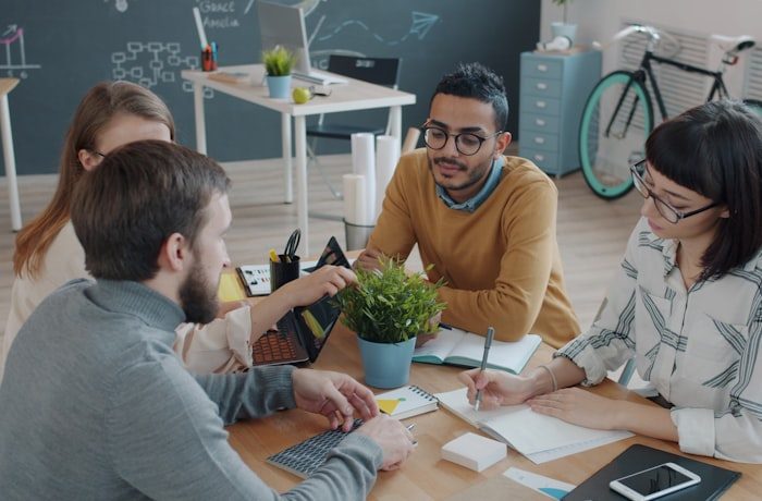 Equipo de trabajo revisando información en una oficina