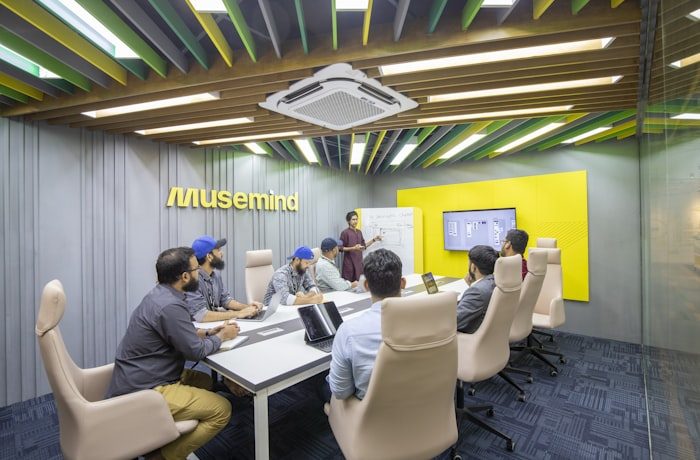 Mesa de reunión con varios profesionales trabajando