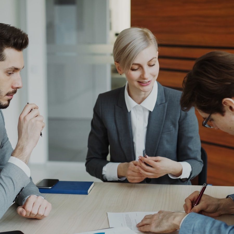 Dos personas firmando un contrato — referencia a la etapa de oferta